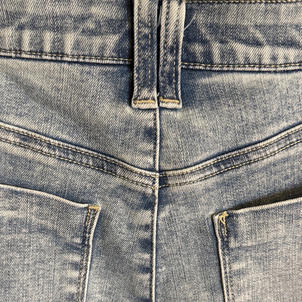 Light Wash Wide Leg Women’s Jeans - Picture 10 of 13